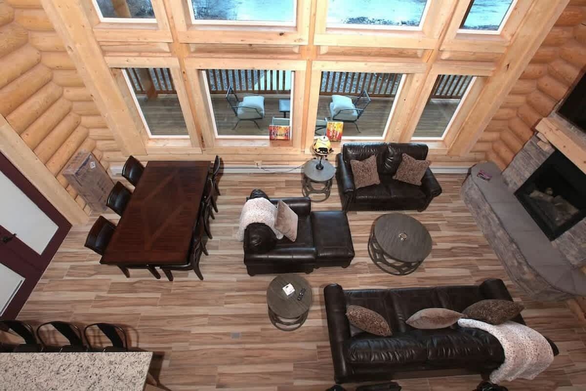 Tv, eldstad och kontor