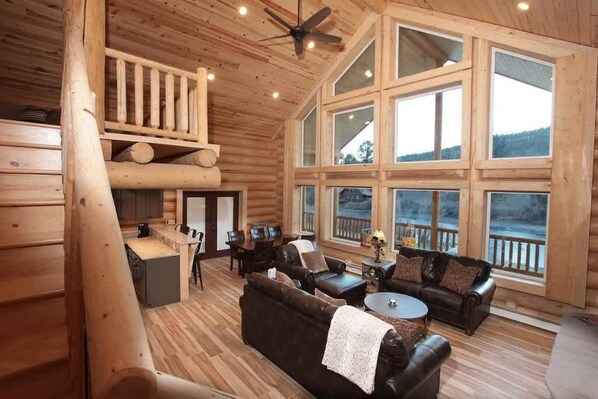 Fernseher, Kamin, Arbeitsbereiche