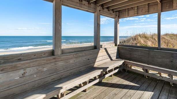 A wooden deck with benches overlooking a beach. - Windjammer: Oceanfront, Shared Pool, Beach Access (Nags Head)