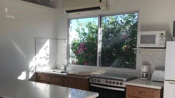 KĂŒhlschrank, Mikrowelle, Ofen, Herdplatte