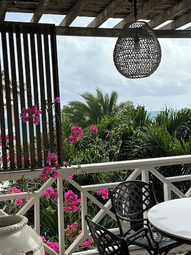 Oceanfront Studio w/Amazing Views and Private Beach Access.