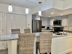 Kjøleskap, mikrobølgeovn, ovn og kokeplater