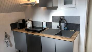 Réfrigérateur, micro-ondes, four, plaque de cuisson