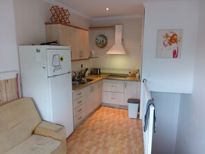 Maison | Cuisine privée | Réfrigérateur, micro-ondes, four, plaque de cuisson