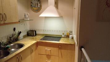 Huis | Privékeuken | Een koelkast, een magnetron, een oven, een kookplaat