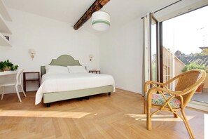 2 habitaciones, caja de seguridad en la habitación y escritorio 