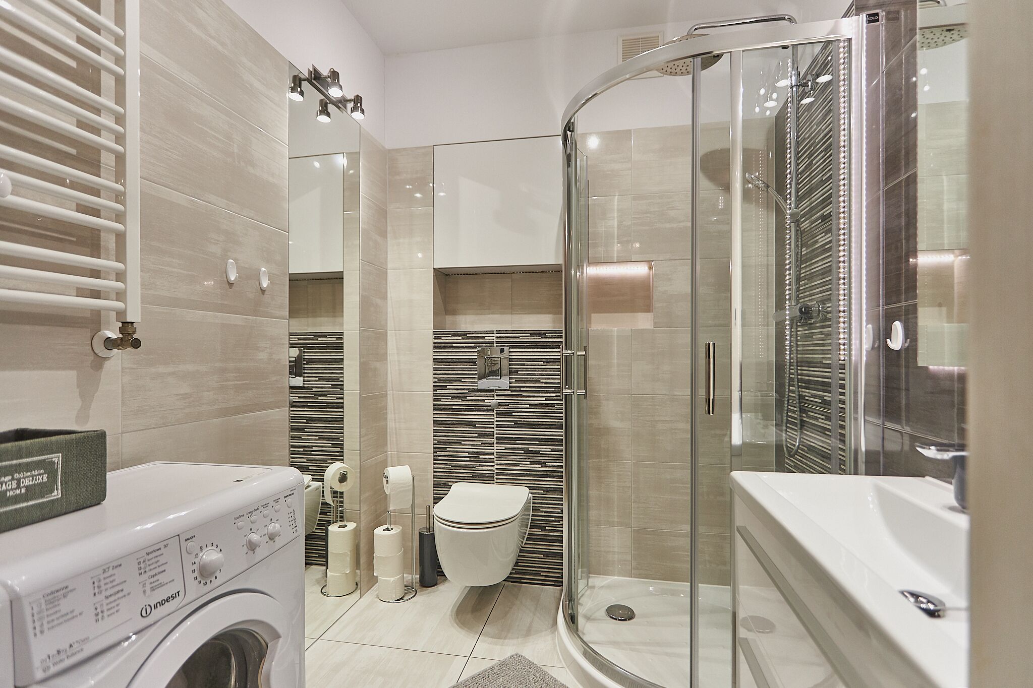 Comfort-Studiosuite | Badezimmer | Dusche, Haartrockner, Handtücher
