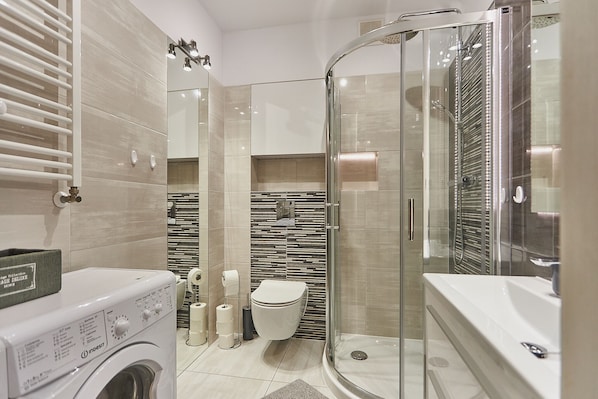 Comfort-Studiosuite | Badezimmer | Dusche, Haartrockner, Handtücher