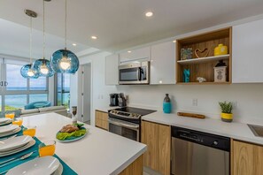 Refrigerador, microondas, placa de cocina, lavavajillas