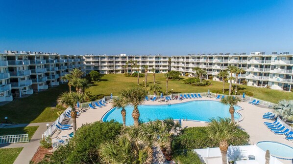 室内游泳池，室外游泳池