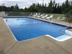 Seasonal outdoor pool - Evergreen motel (Jefferson)