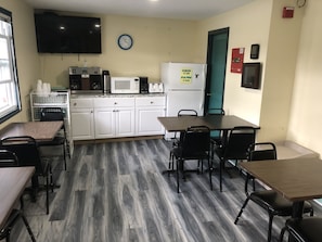 Free daily continental breakfast  - Evergreen motel (Jefferson)