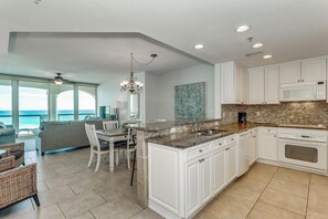 Mikrobølgeovn, oppvaskmaskin, kaffetrakter/tekoker og brødrister