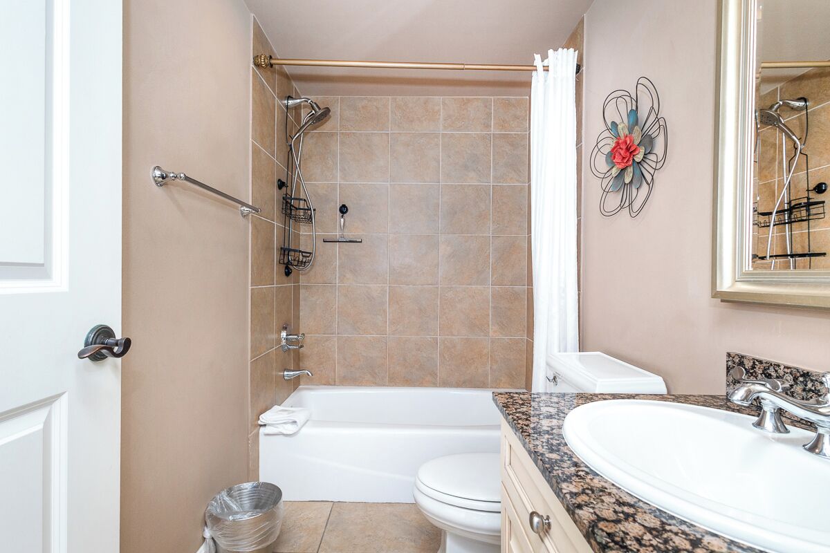 Un baño con bañera, inodoro y lavamanos.