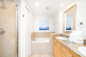 Een haardroger, handdoeken