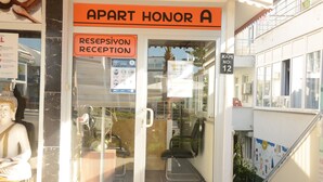 A reception area with a sign reading "APART HONOR A" and "RESEPSİYON RECEPTION". - Honor A Pansiyon Side (Manavgat)