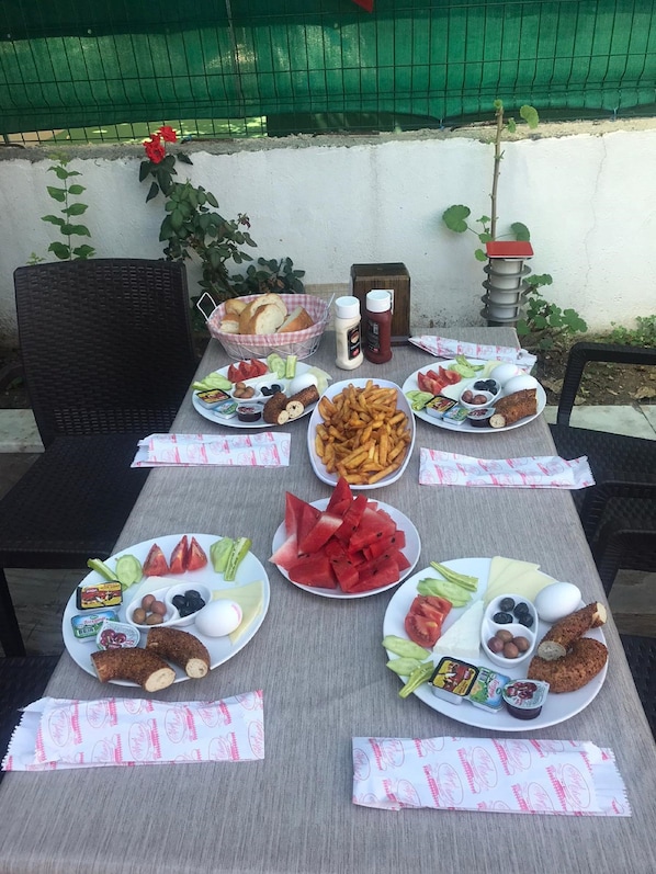 Daily cooked-to-order breakfast for a fee