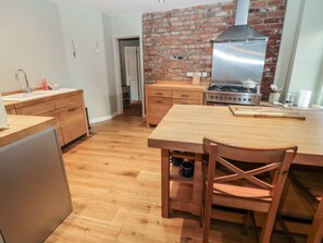 Cottage | Cucina privata | Frigorifero, lavastoviglie, bollitore elettrico, tostapane