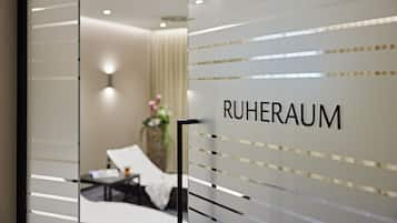 Experience the contemporary style of RUHERAUM, featuring a seating area with a chair and table.
