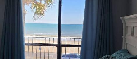 2 عدّة غرف نوم ومكواة/لوح كي وسرير سفر وواي فاي مجانًا