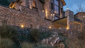 Design Villa, 4 Bedrooms, Fireplace, Mountain View | Terrace/patio