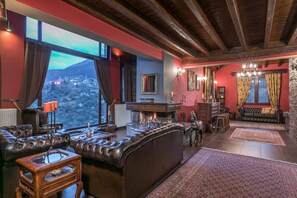 Design Villa, 4 Bedrooms, Fireplace, Mountain View | Bathroom | Shower, hydromassage showerhead, free toiletries, hair dryer
