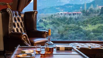 Design Villa, 4 Bedrooms, Fireplace, Mountain View | Living area | 42-inch Smart TV with digital channels, TV, fireplace