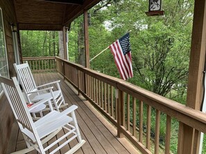 A wooden deck with white rocking chairs and an American flag. - Walk to Shenandoah River / Hiking nearby / Dog friendly (Luray)