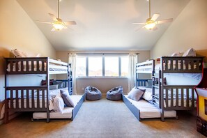 5 Schlafzimmer, Schreibtisch, Bügeleisen/Bügelbrett, kostenloses WLAN