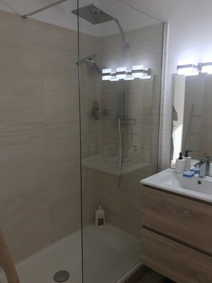 Doccia, asciugacapelli, asciugamani, sapone