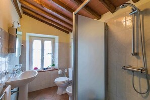 Een douche, een haardroger, handdoeken