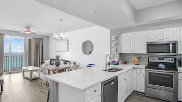 Een koelkast, een microgolfoven, een oven, een kookplaat