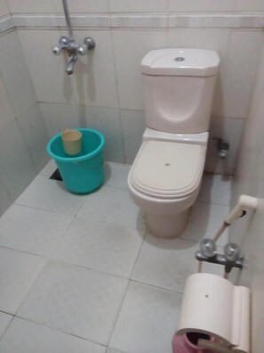 豪華雙人房 | 浴室 | 淋浴設備、免費盥洗用品、拖鞋、毛巾