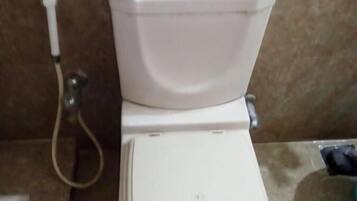 Quarto casal luxo | Banheiro | Chuveiro, produtos de toalete grátis, chinelos, toalhas de banho