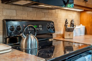Private kitchen - Cozy Cottage on 140 Acres | Just 30 minutes from Tulsa (Haskell)
