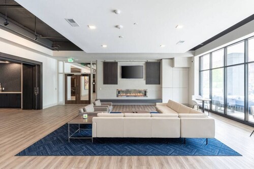 East Side Luxury 1BR Apt - Near Brady St with Balcony and Lounge