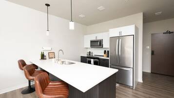 Geladeira, micro-ondas, fogão, cooktop