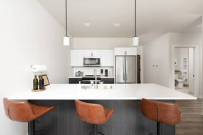 Frigorífico, microondas, horno y placa de cocina