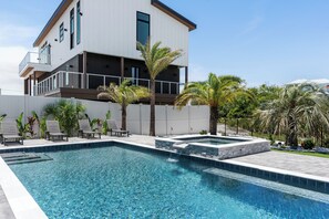 A heated pool - Old Florida Charm. Private Beach, Private Pool, Putting Green, 4 Bikes! (Miramar Beach)