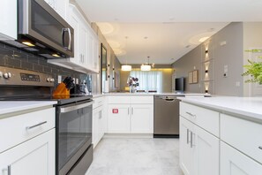 Geladeira, micro-ondas, fogão, cooktop