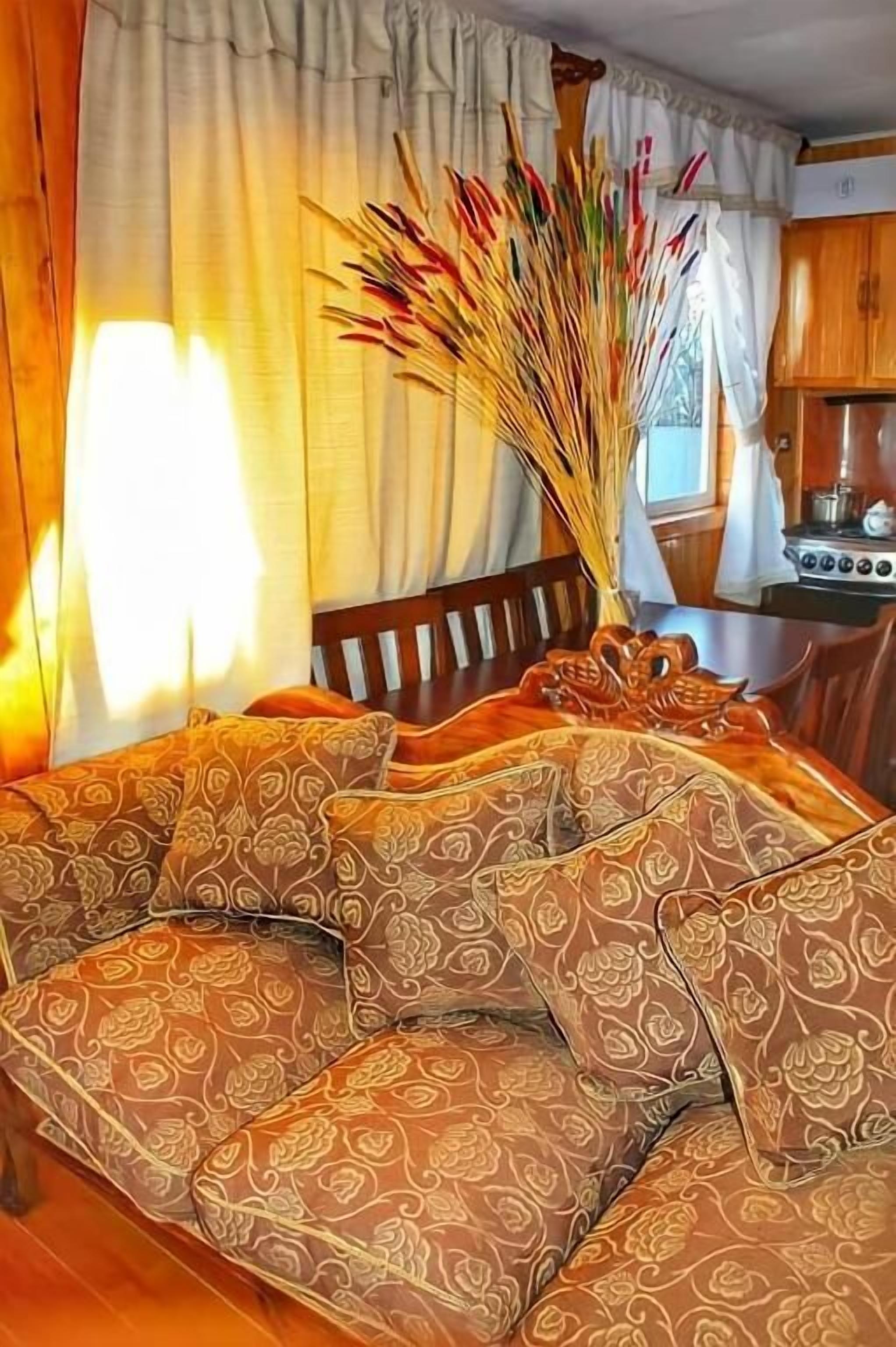 Cabaña clásica | Sala de estar | Televisión de pantalla plana de 22 pulgadas con canales por cable