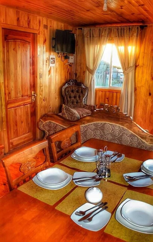 Hytte – classic | Eget kjøkken | Mikrobølgeovn, ovn, kjøkkenutstyr og spisebord