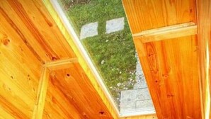 Een houten interieur met een schuine kap en dakraam.