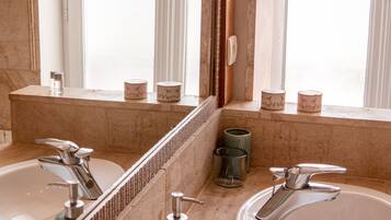 Superior Double Room, Ensuite (Chambre Verte) | Bathroom