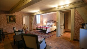 Classic-Dreibettzimmer, mit Bad (Chambre Rouge)