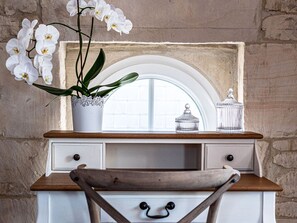 Romantic Double Room, Ensuite (Chambre Rose) - Clos Saint-martin (Caen)