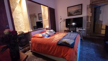 6 makuuhuonetta, työpöytä, ilmainen Wi-Fi, vuodevaatteet