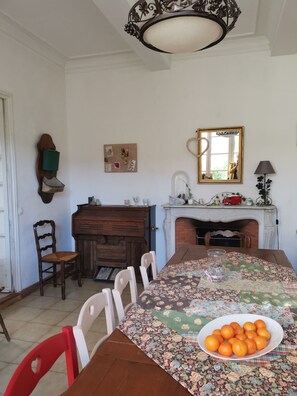 Dining - House sleeps 16 close to the camargue sea cevennes quiet (VERGEZE)