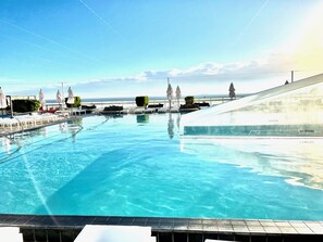 Utendørsbasseng og et oppvarmet basseng