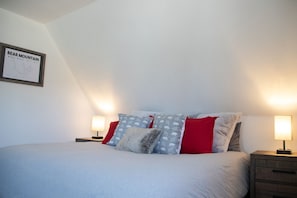 1 bedroom, iron/ironing board, travel cot, free WiFi - Village Chateau Deux/A/C, King Bed & Walk to All (Big Bear Lake)